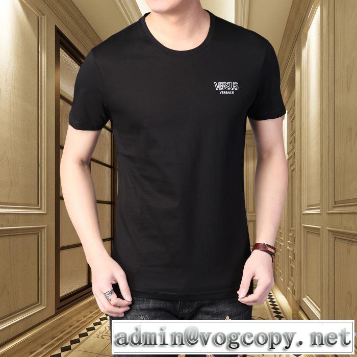 夏に欠かせない コピーVERSACEコレクション2020ヴェルサーチｔシャツ サイズ感 カジュアル快適着こなし白Tシャツコーデ