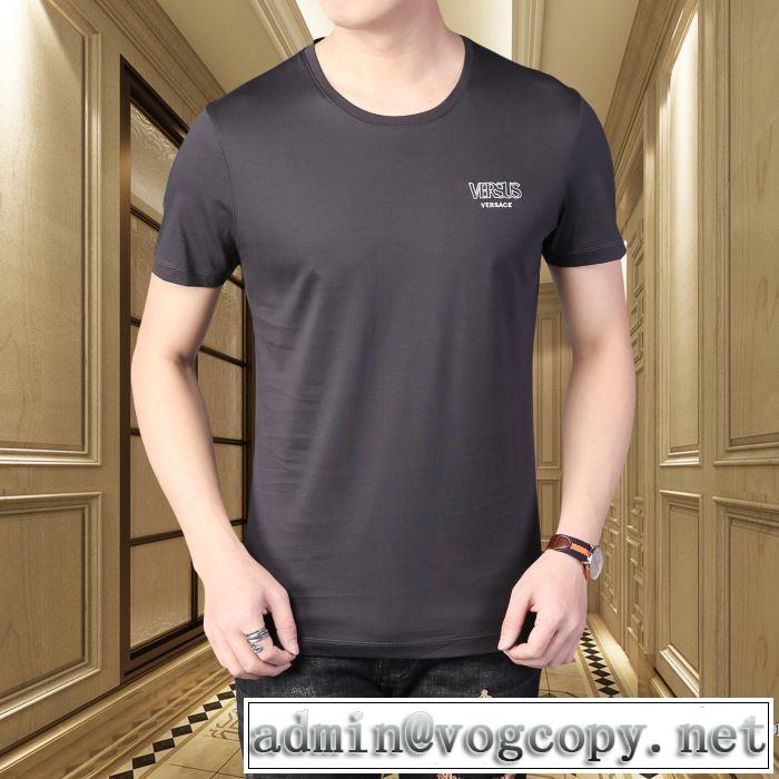 夏に欠かせない コピーVERSACEコレクション2020ヴェルサーチｔシャツ サイズ感 カジュアル快適着こなし白Tシャツコーデ