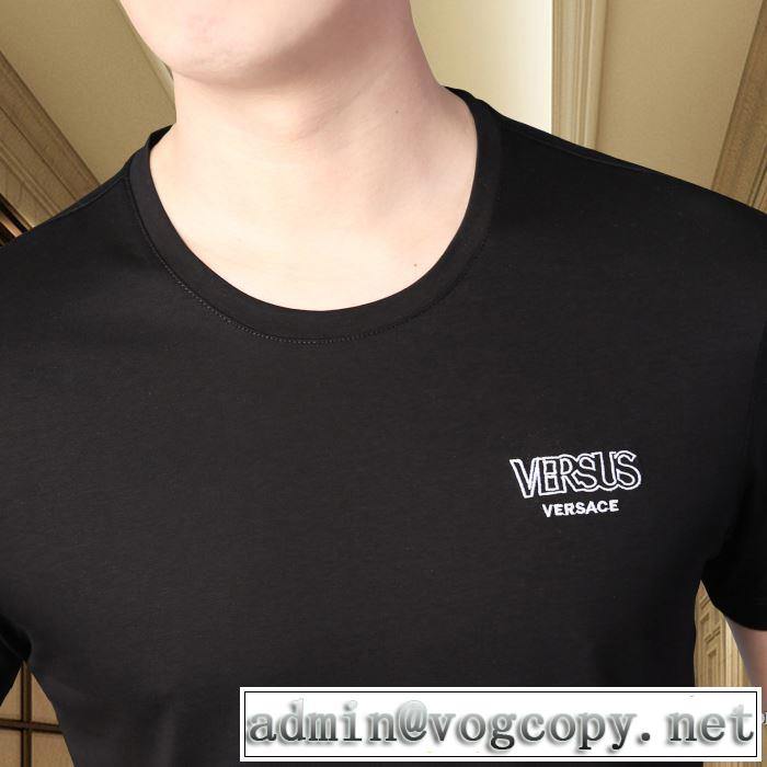 夏に欠かせない コピーVERSACEコレクション2020ヴェルサーチｔシャツ サイズ感 カジュアル快適着こなし白Tシャツコーデ