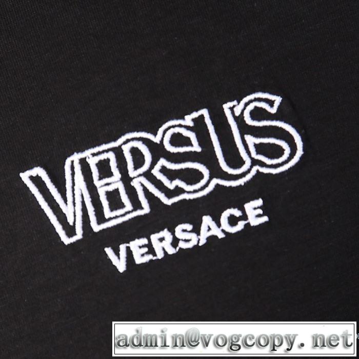 夏に欠かせない コピーVERSACEコレクション2020ヴェルサーチｔシャツ サイズ感 カジュアル快適着こなし白Tシャツコーデ