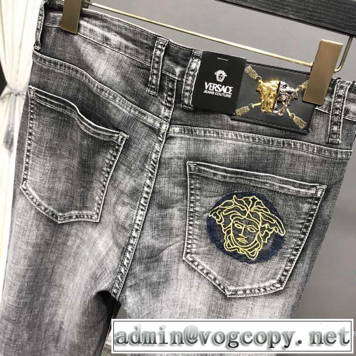 おしゃれ刷新に役立つ ヴェルサーチエレガントな雰囲気 VERSACE ジーンズ おしゃれな人が持っている