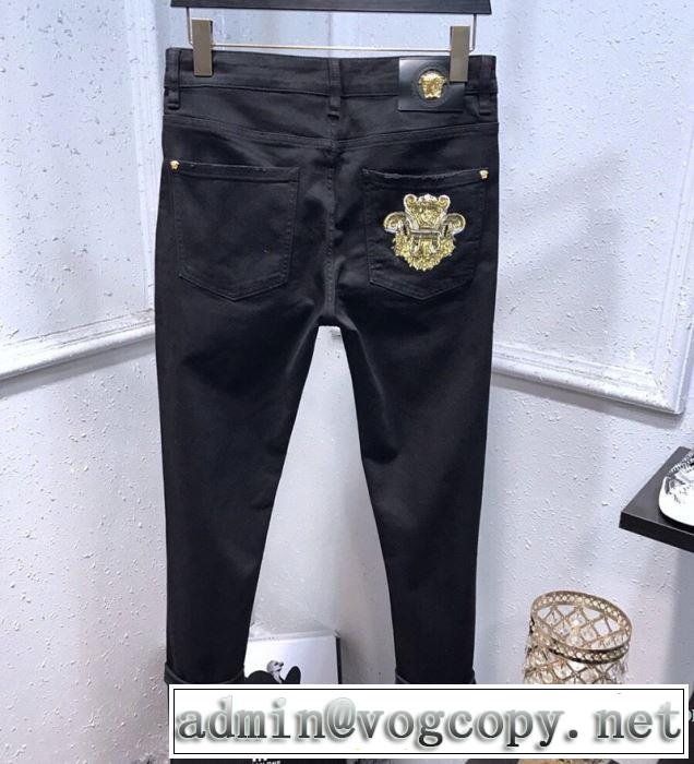 普段使いにも最適なアイテム ジーンズ ストリート感あふれ ヴェルサーチVERSACE