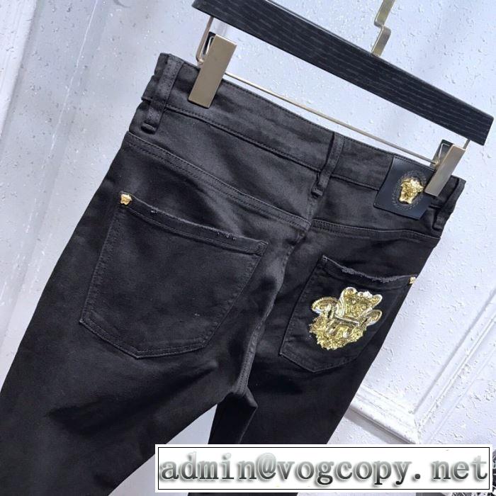 普段使いにも最適なアイテム ジーンズ ストリート感あふれ ヴェルサーチVERSACE