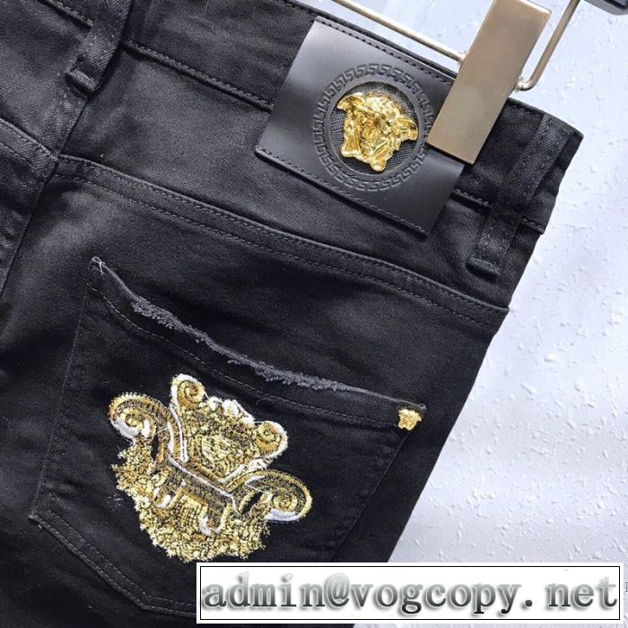 普段使いにも最適なアイテム ジーンズ ストリート感あふれ ヴェルサーチVERSACE