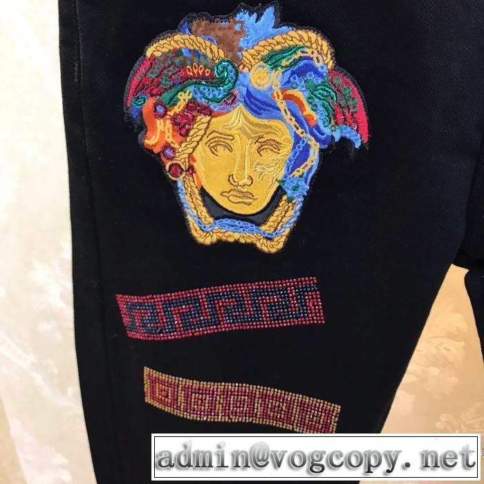 取り入れやすい ヴェルサーチ 海外でも大人気 VERSACE 20SSトレンド ジーンズ