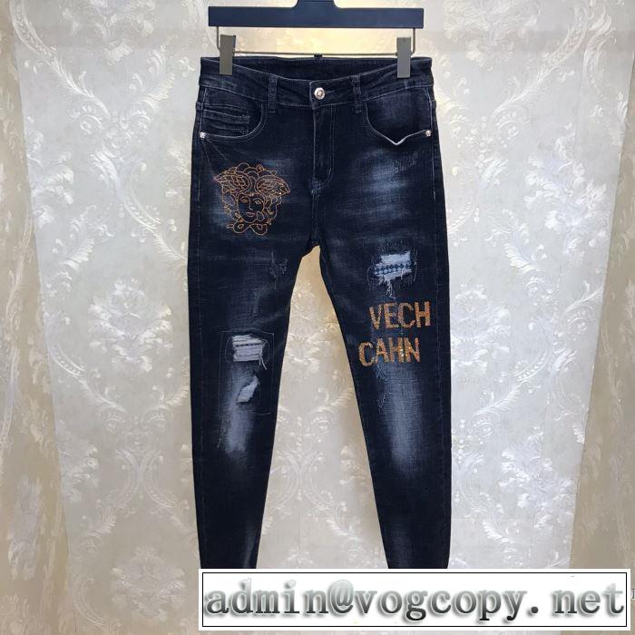 ヴェルサーチ手頃価格でカブり知らず VERSACE 価格も嬉しいアイテム ジーンズ