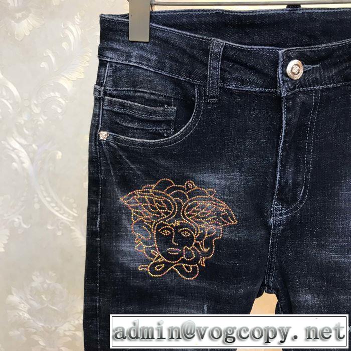 ヴェルサーチ手頃価格でカブり知らず VERSACE 価格も嬉しいアイテム ジーンズ
