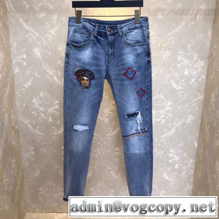 限定アイテムが登場 ジーンズ 通勤通学どちらでも使え ヴェルサーチVERSACE 一目惚れ級に