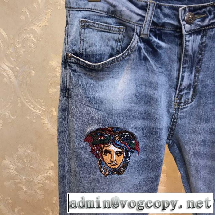 限定アイテムが登場 ジーンズ 通勤通学どちらでも使え ヴェルサーチVERSACE 一目惚れ級に