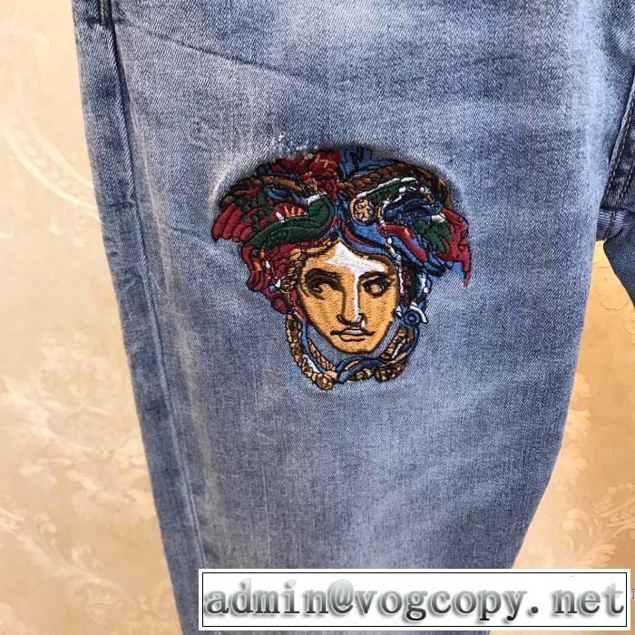限定アイテムが登場 ジーンズ 通勤通学どちらでも使え ヴェルサーチVERSACE 一目惚れ級に