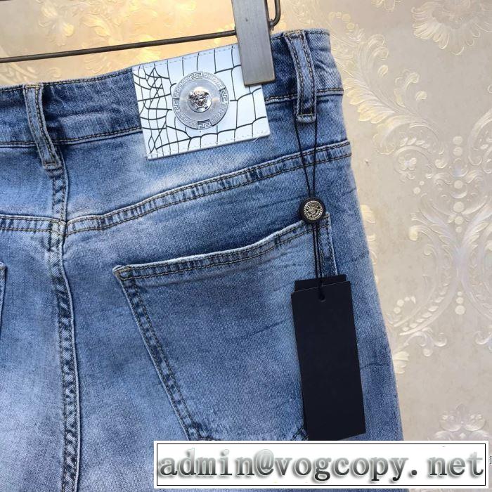 限定アイテムが登場 ジーンズ 通勤通学どちらでも使え ヴェルサーチVERSACE 一目惚れ級に
