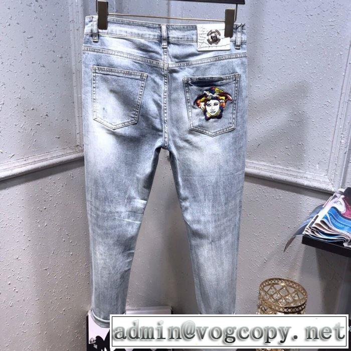 ヴェルサーチ 絶対に見逃せない VERSACE ジーンズ 20SS☆送料込 普段のファッション