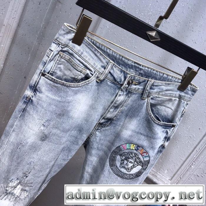 ヴェルサーチ 絶対に見逃せない VERSACE ジーンズ 20SS☆送料込 普段のファッション