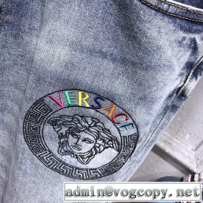 ヴェルサーチ 絶対に見逃せない VERSACE ジーンズ 20SS☆送料込 普段のファッション