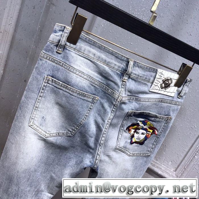 ヴェルサーチ 絶対に見逃せない VERSACE ジーンズ 20SS☆送料込 普段のファッション