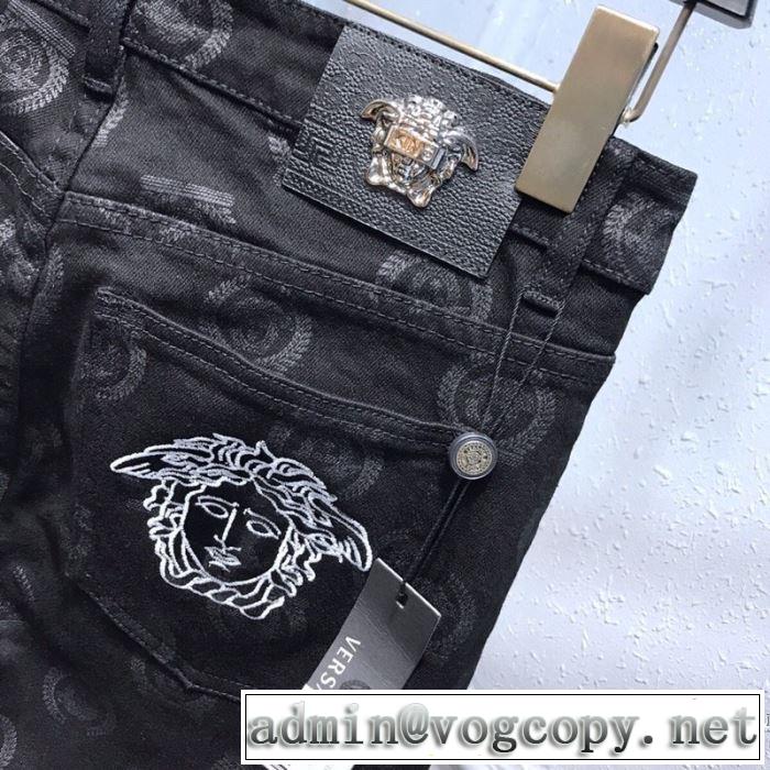 ヴェルサーチ注目度が上昇中 VERSACE 最先端のスタイル ジーンズ 2020SS人気