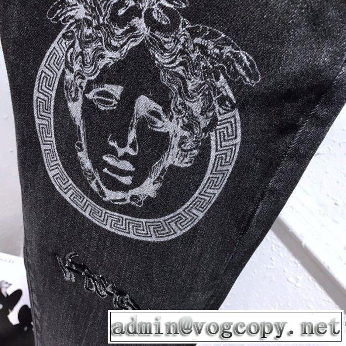 おしゃれな人が持っている ジーンズ ヴェルサーチ2年以上連続１位獲得 VERSACE