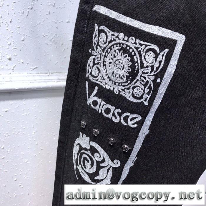 20新作です ジーンズ 普段使いにも最適なアイテム ヴェルサーチVERSACE デザインお洒落
