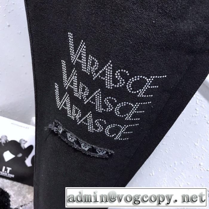20新作です ジーンズ 普段使いにも最適なアイテム ヴェルサーチVERSACE デザインお洒落