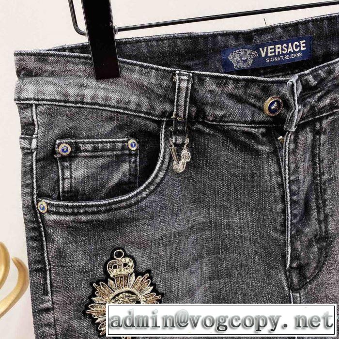 普段使いにも最適なアイテム ジーンズ ストリート感あふれ ヴェルサーチVERSACE
