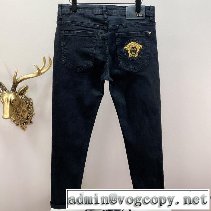 ヴェルサーチ今季の主力おすすめ VERSACE ジーンズ 差をつけたい人にもおすすめ