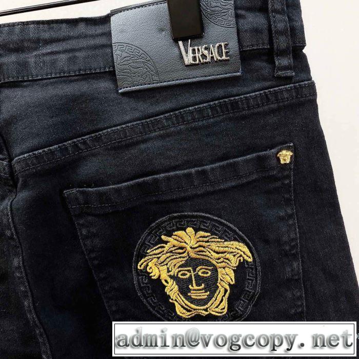 ヴェルサーチ今季の主力おすすめ VERSACE ジーンズ 差をつけたい人にもおすすめ