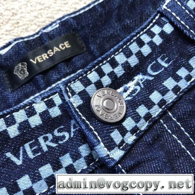 ヴェルサーチ大人気のブランドの新作 VERSACE 取り入れやすい ジーンズ 確定となる上品