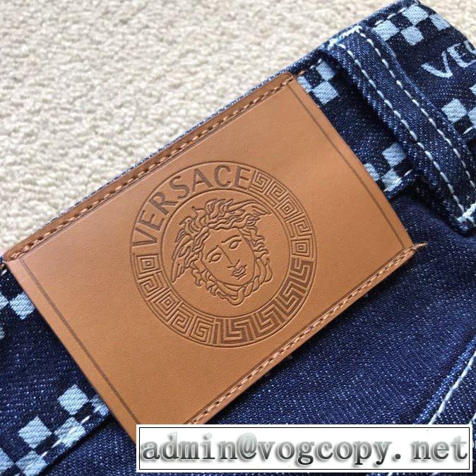 ヴェルサーチ大人気のブランドの新作 VERSACE 取り入れやすい ジーンズ 確定となる上品