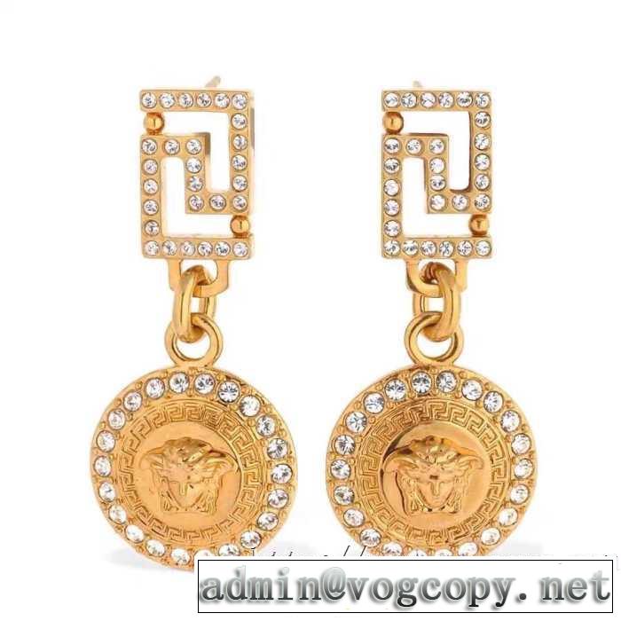 VERSACE 2020話題の商品 ヴェルサーチ 着こなしを楽しむ ピアス  有名ブランドです