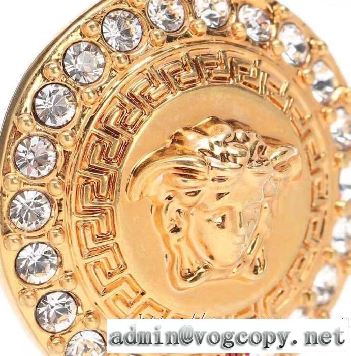 VERSACE 2020話題の商品 ヴェルサーチ 着こなしを楽しむ ピアス  有名ブランドです