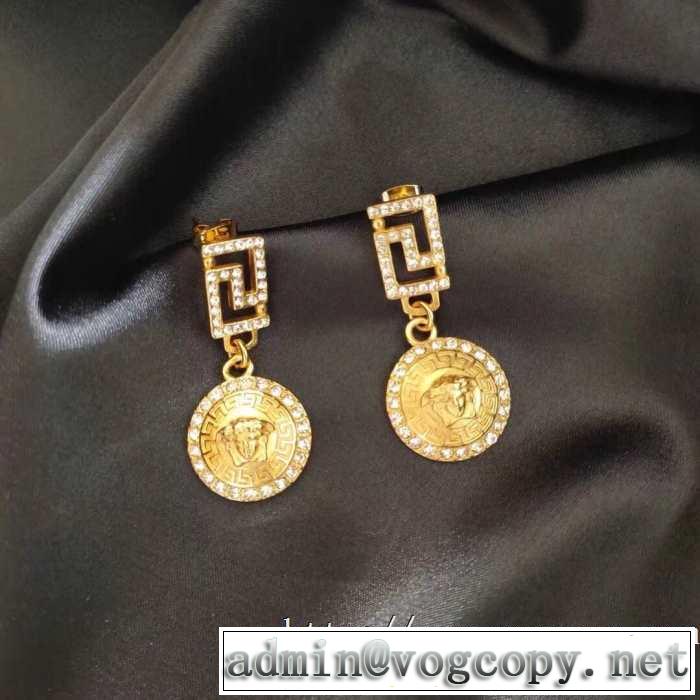 VERSACE 2020話題の商品 ヴェルサーチ 着こなしを楽しむ ピアス  有名ブランドです
