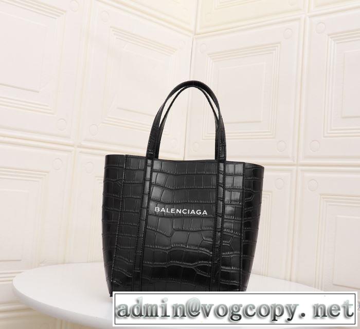 BALENCIAGA  手の届くプライスが魅力的 バレンシアガ 20SSトレンド  レディースバッグ