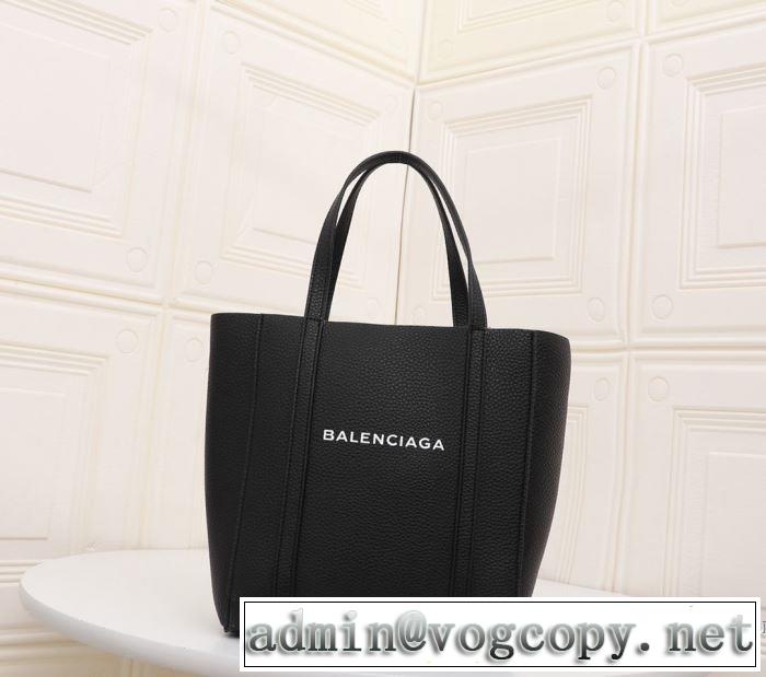 最先端のスタイル レディースバッグ 手頃価格でカブり知らず バレンシアガ BALENCIAGA 価格も嬉しいアイテム