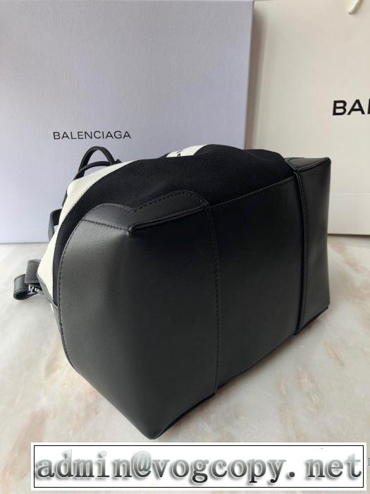 バレンシアガ 限定色がお目見え BALENCIAGA 新作が見逃せない  レディースバッグ一目惚れ級に
