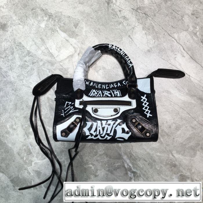 バレンシアガ この時期の一番人気は BALENCIAGA シンプルなファッション  レディースバッグ