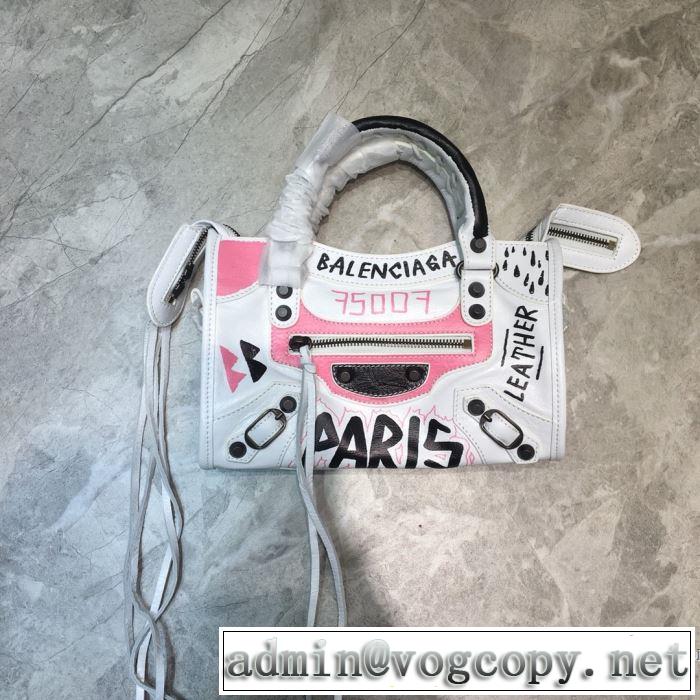 ストリート系に大人気  バレンシアガ BALENCIAGA どのアイテムも手頃な価格で レディースバッグ