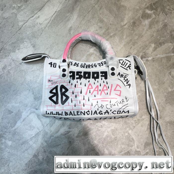 ストリート系に大人気  バレンシアガ BALENCIAGA どのアイテムも手頃な価格で レディースバッグ