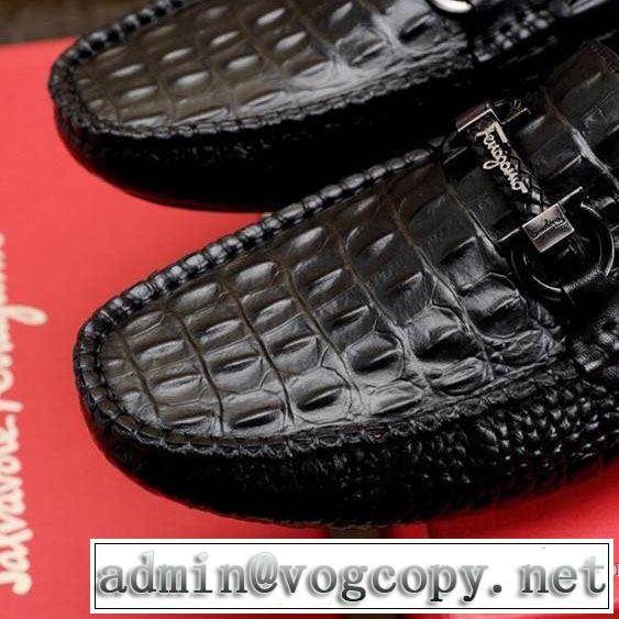 サルヴァトーレフェラガモ 大人気のブランドの新作 FERRAGAMO ローファー 取り入れやすい