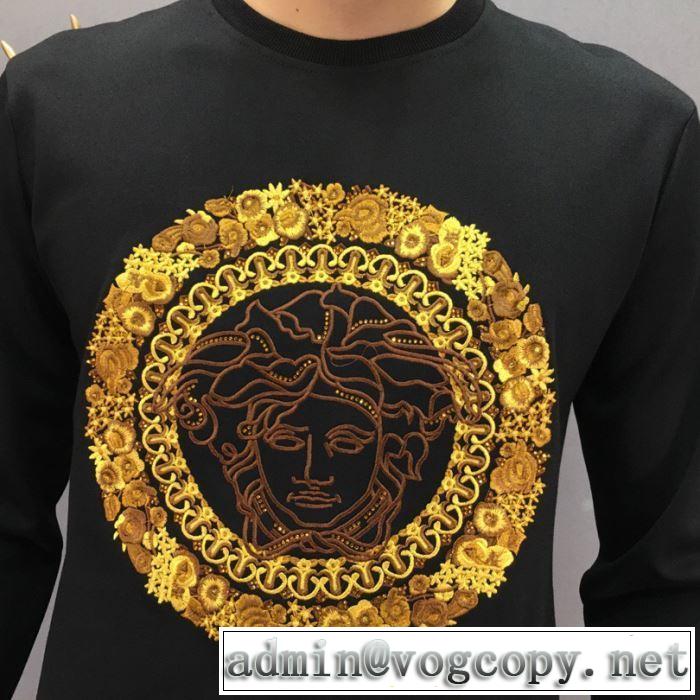 ヴェルサーチ 上下セット おしゃれなファッションコーデ 2019秋冬トレンド押さえておきたい VERSACE