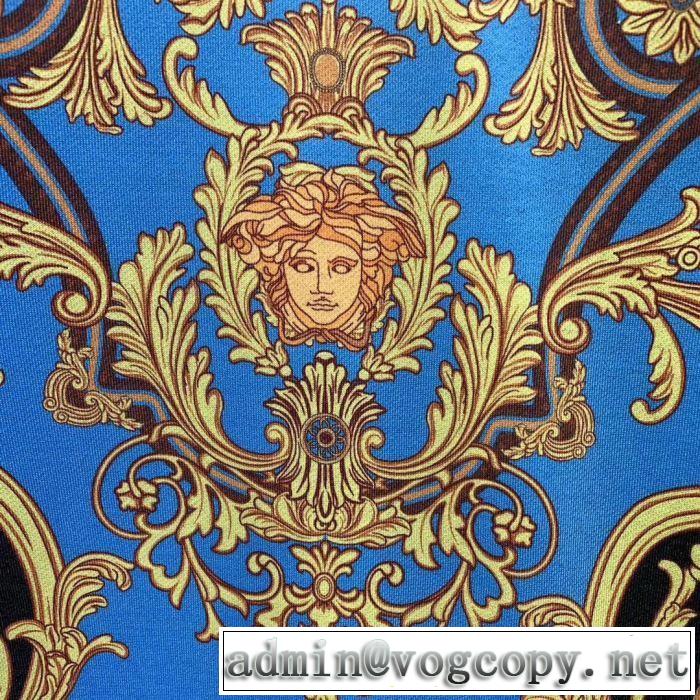 プルオーバーパーカー 2019秋冬最重要アイテム VERSACE ヴェルサーチ  防寒性も抜群