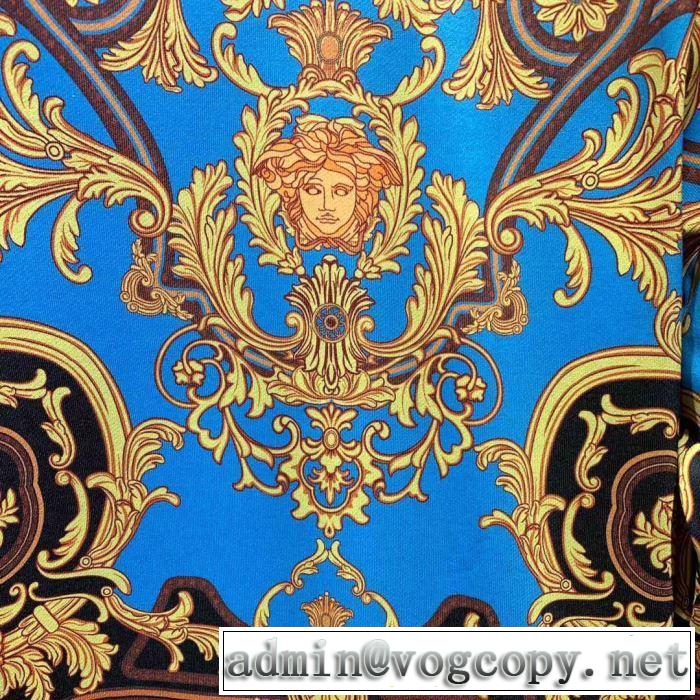 プルオーバーパーカー 2019秋冬最重要アイテム VERSACE ヴェルサーチ  防寒性も抜群