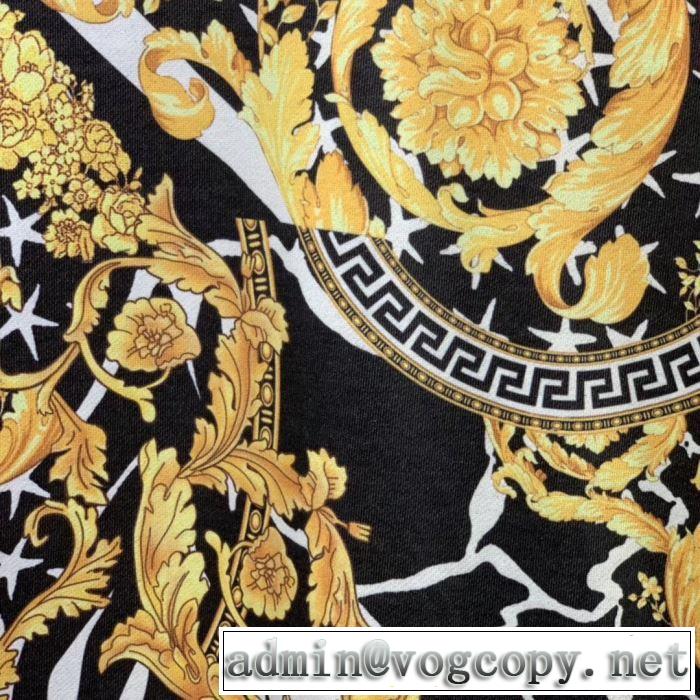 VERSACE 価値大の2019SS秋冬アイテム ヴェルサーチ  おしゃれ感度が高い秋冬トレンド プルオーバーパーカー
