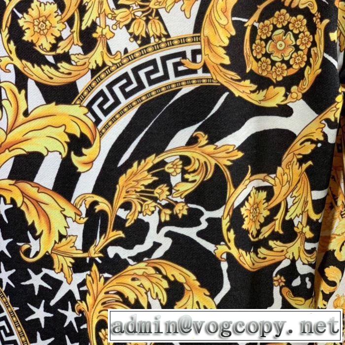 VERSACE 価値大の2019SS秋冬アイテム ヴェルサーチ  おしゃれ感度が高い秋冬トレンド プルオーバーパーカー