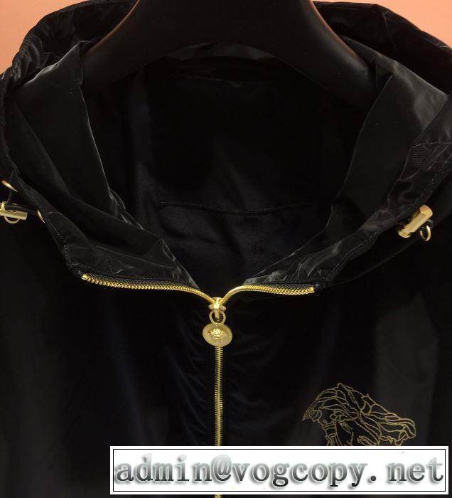 2020春新作VERSACE MEDUSA PRINT SWEATSHIRTヴェルサーチ 激安 ジップパーカーコーデ愛用者が多い定番大人の着こなし