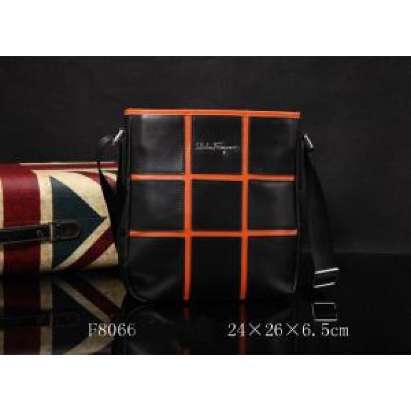 2026秋冬 完売品！ FERRAGAMO サルヴァトーレフェラガモ メンズ用 ショルダーバッグ F8066