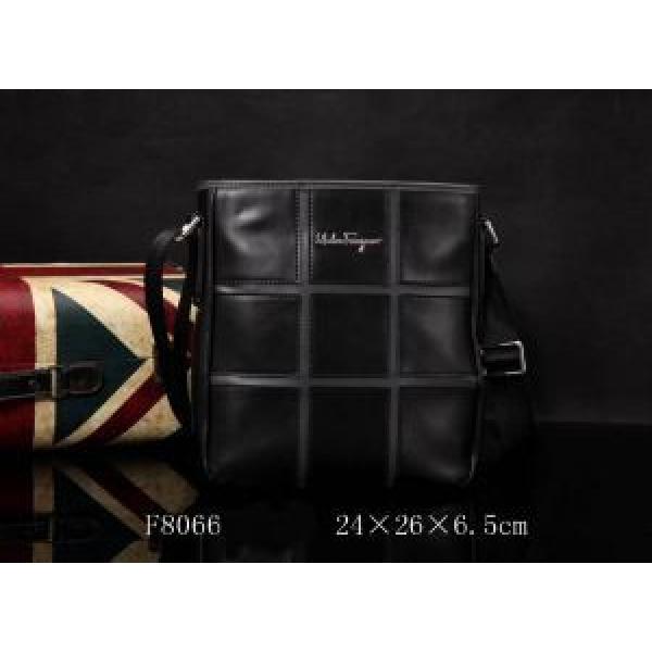 2026秋冬 ★安心★追跡付 FERRAGAMO サルヴァトーレフェラガモ メンズ用 ショルダーバッグ F8066