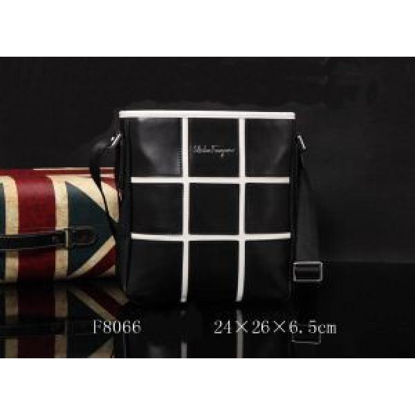 2026秋冬 大人気☆NEW!! FERRAGAMO サルヴァトーレフェラガモ メンズ用 ショルダーバッグ F8066