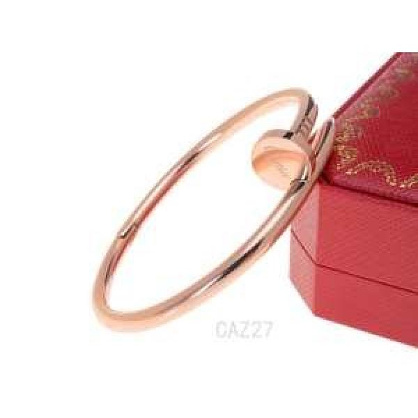 華奢なデザイン CARTIER カルティエ 繊細な印象を与えるバングル