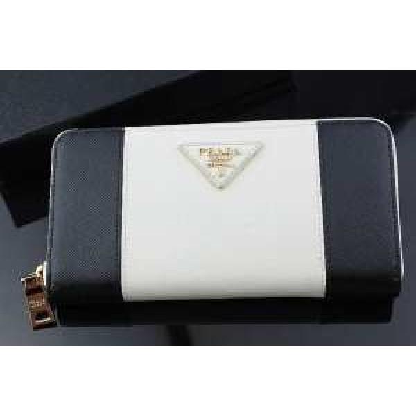 入手困難 2026 PRADA プラダース長財布