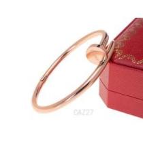 華奢なデザイン CARTIER カルティエ 繊細な印象を与えるバングル